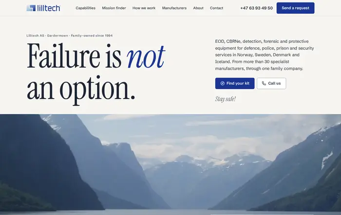 Retning 2 på PC: lys side med elegant serif-overskrift og et bredt fjordbilde